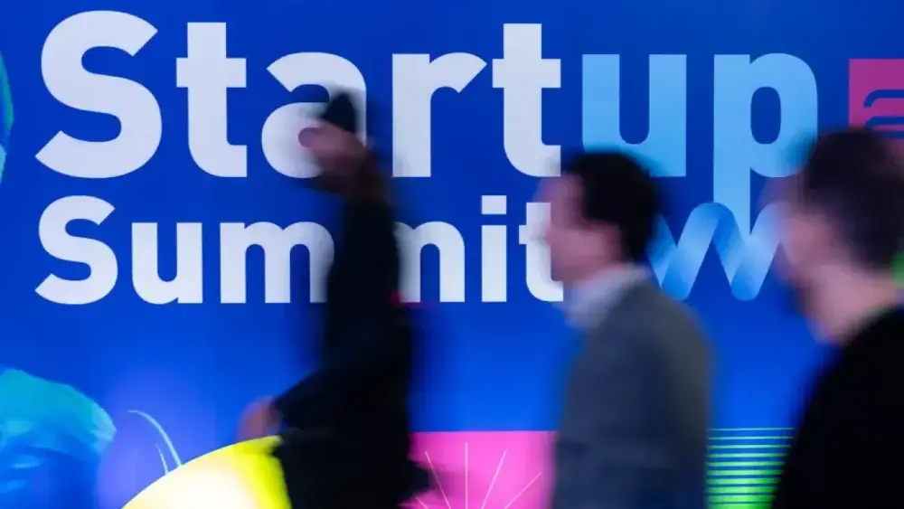 Startup Summit 2026: trilhas de IA à internacionalização