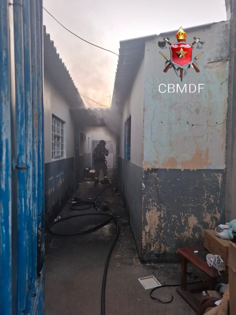 Bombeiros debelam incêndio em residência no Recanto das Emas