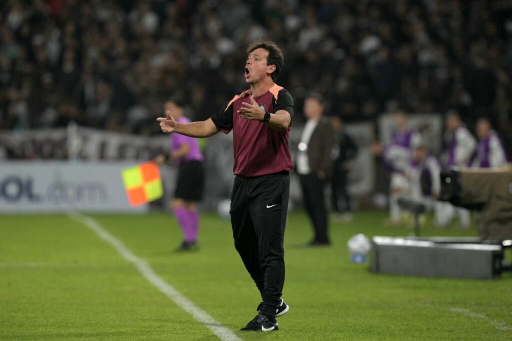 Corinthians tem dois expulsos em empate com Palmeiras Corinthians tem dois expulsos em empate com Palmeiras