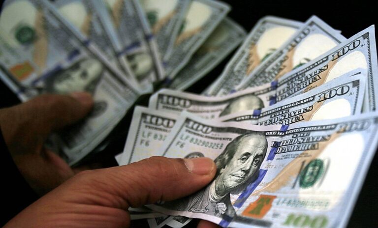 Dólar cai abaixo de R$ 5 após Trump falar em acordo com Irã