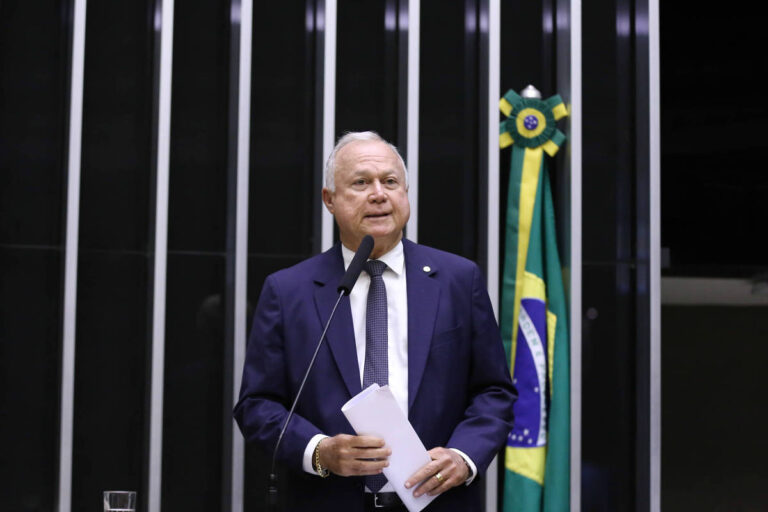 Relator aprova PEC 6x1 com regra de transição