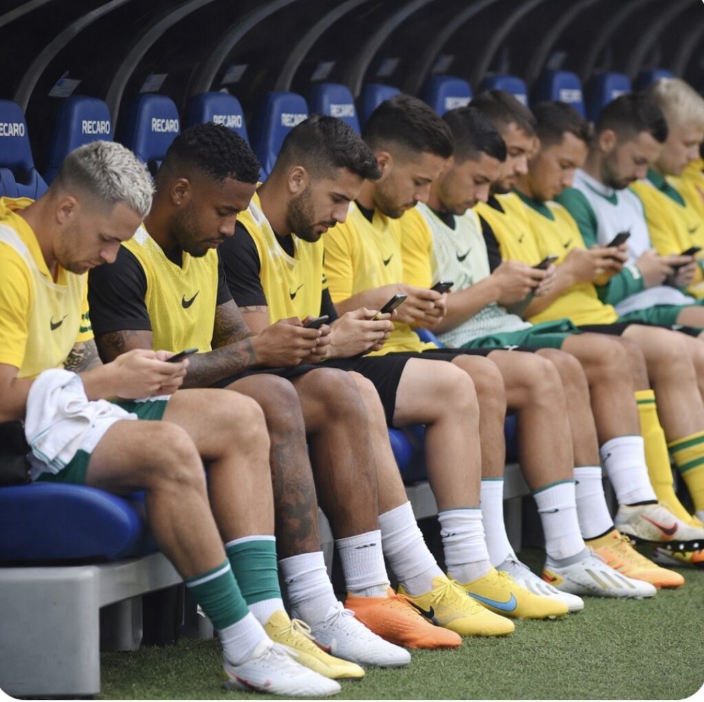 STJD adverte Depay por celular no banco