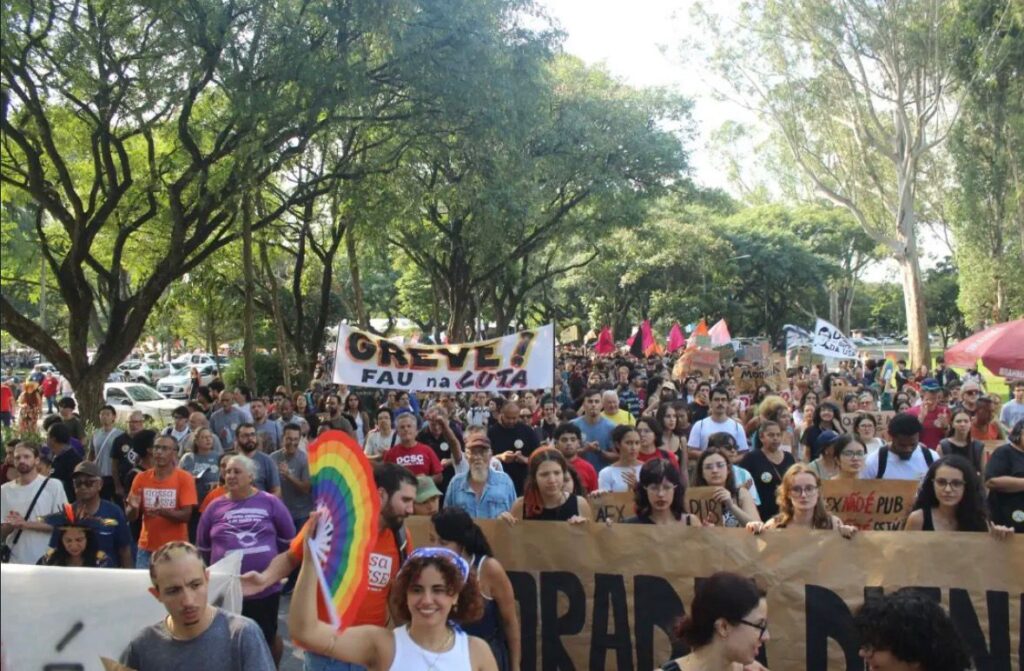 USP: estudantes decidem entrar em greve geral USP: estudantes decidem entrar em greve geral