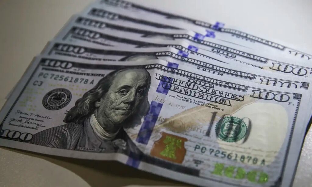 Dólar cai a R$ 4,95, menor nível em dois anos