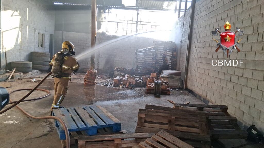 Incêndio em galpão no DF é controlado sem vítimas