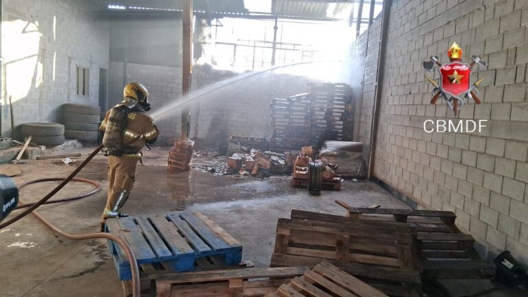 Incêndio em galpão no DF é controlado sem vítimas