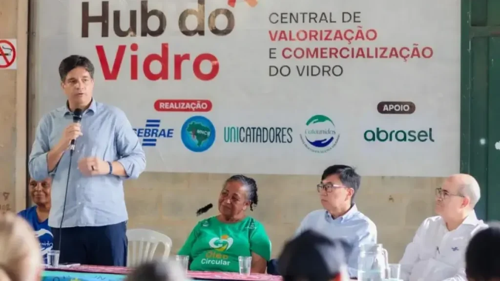 Projeto transforma vidro em renda para catadores em BH