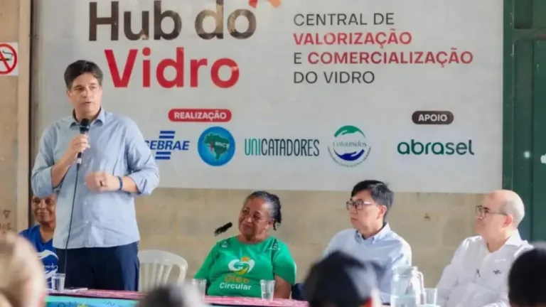 Projeto transforma vidro em renda para catadores em BH