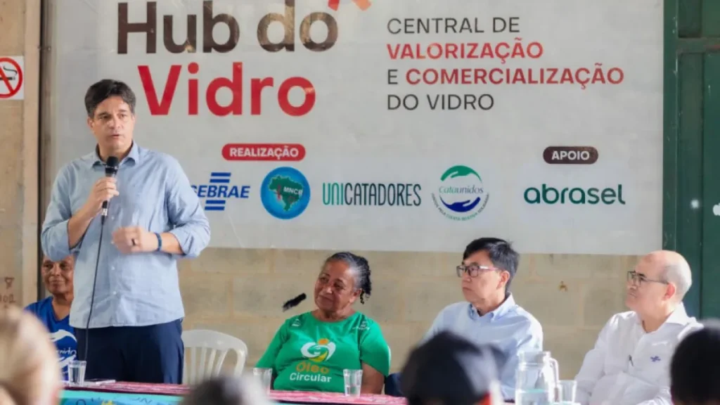Projeto transforma vidro em renda para catadores em BH