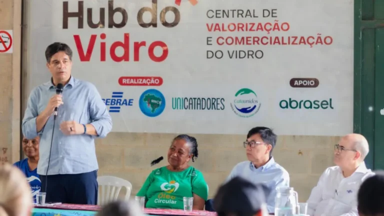Projeto transforma vidro em renda para catadores em BH